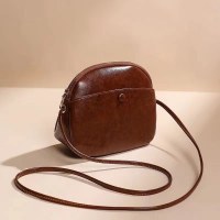 2024 レトロファッション女性のショルダーバッグトレンディなシンプルな新しいクロスボディバッグの質感