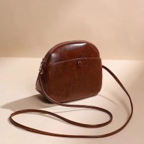 2024 レトロファッション女性のショルダーバッグトレンディな シンプル な新しいクロスボディバッグの質感