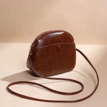 2024 レトロファッション女性のショルダーバッグトレンディなシンプルな新しいクロスボディバッグの質感