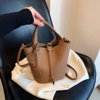 ソフトレザーのバケットバッグ、高級感のある小さなバッグ、女性に人気の人気のクロスボディバッグ、春夏のレトロな多用途ハンドバッグ