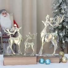 ヨーロッパとアメリカのスタイルの金色の鉄のヘラジカのフロント デスク バーのクリスマス ツリーの下のクリスマスの装飾