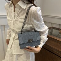 2024年の新しい韓国スタイルの女性用チェーンバッグ、シンプルでパーソナライズされたワンショルダークロスボディバッグ、トレンディでファッショナブルな小さなスクエアバッグ