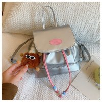 2024 春と夏の新しいファッションシンプルなハンドバッグファッショナブルな女の子シングルショルダー小さなバックパックレトロステッチバックパック