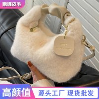 高級ぬいぐるみクロスボディバッグ、新しい韓国スタイルのファッショナブルで多用途なタグ付きハンドバッグ、秋冬人気のぬいぐるみバッグ