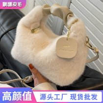 高級ぬいぐるみクロスボディバッグ、新しい韓国スタイルのファッショナブルで多用途なタグ付きハンドバッグ、秋冬人気のぬいぐるみバッグ