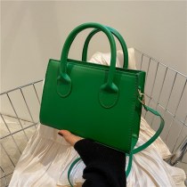 トレンディなガールバッグ女性のクロスボディバッグ 2024 新しいトレンディなポータブルソリッドカラーの女性のバッグ通勤大容量小さな正方形のバッグ