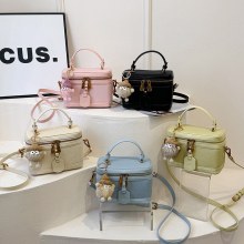 女性のためのハイエンドで絶妙なハンドヘルドボックスバッグ2024新しいスタイルファッショナブルで多用途のワンショルダークロスボディバッグウエスタンスタイルバケットバッグ