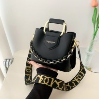 夏の新しいファッションの女性のバッグシングルショルダーシンプルな通勤バッグチェーン装飾ハンドバッグテクスチャクロスボディバッグ