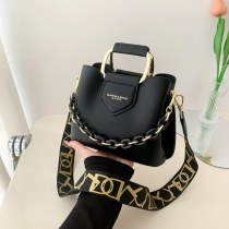 夏の新しいファッションの女性のバッグシングルショルダーシンプルな通勤バッグ チェーン 装飾ハンドバッグテクスチャクロスボディバッグ