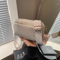 2024年の新しいスタイルのシンプルで多用途な小さなスクエアバッグ、ハイエンドのニッチ デザイン 、ファッショナブルで絶妙なワンショルダークロスボディバッグ