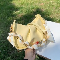 ニッチデザインプリーツクラウドバッグ白小さなバッグ女性の夏 2024 新しいトレンディな脇の下バッグ多目的クロスボディバッグ