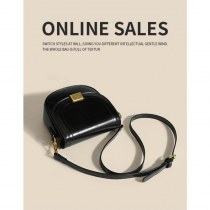 女性のための多用途のインクロスボディバッグ 2024 新しいトレンディなレトロサドルバッグニッチテクスチャシングルショルダー英国スタイルの小さなバッグ