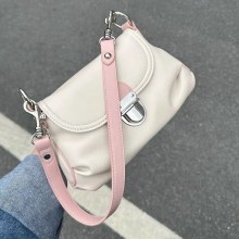 コントラストカラーのプリーツ団子脇の下バッグ 2024 新しいハイエンドフレンチニッチデザインバッグ女性のためのシングルショルダークロスボディバッグ