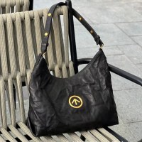 脇部分にプリーツを施した多用途のワンショルダークロスボディバッグ
