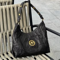 脇部分にプリーツを施した多用途のワンショルダークロスボディバッグ