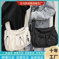 トレンディなブランド日本のワークウェアスタイルのクロスボディバッグ男性用クラシック無地多用途大容量カジュアルシンプルなワンショルダーメッセンジャーバッグ女性用