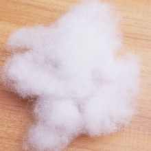 クリスマス装飾をシミュレートした雪の結晶、スノーコットン、偽の雪、クリスマスツリーの雪景色のレイアウト、シミュレートした雲と白い雲の素材