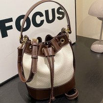女性のための人気のバッグ 2024 夏の新しいファッションクロスボディバッグ デザイン 手持ちの対照的な色のバケットバッグ