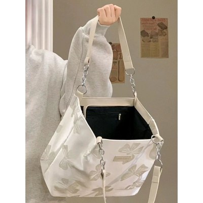 ニッチデザインの大容量ポータブルキャンバスバッグ女性のための夏 2024 新しいファッションプリントリボンショルダートートバッグ