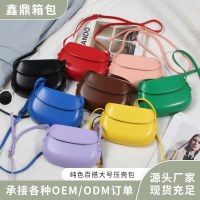 大きなプレスシェルバッグ 2024 新しいトレンディなキャンディーカラーの女性用バッグ、ファッショナブルな小さな正方形のバッグ、シングルショルダークロスボディバッグ