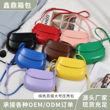 大きなプレスシェルバッグ 2024 新しいトレンディなキャンディーカラーの女性用バッグ、ファッショナブルな小さな正方形のバッグ、シングルショルダークロスボディバッグ
