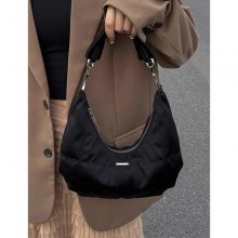 女性のためのバッグ 2024 新しいレトロブラックダーククラウドバッグハイエンドニッチ脇の下バッグポータブルショルダーバッグ三日月バッグ