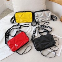 2024 新韓国スタイルの女性のバッグ PC ハードシェルクロスボディショルダーバッグファッショナブルな質感多用途トレンディなイン化粧品バッグ