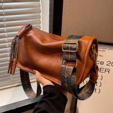 女性のための人気のバッグ 2024 夏の新しいファッションワイドバンドメッセンジャーバッグ枕レディースバッグ