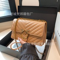 ファッショナブルでエレガントなスワロー スモール スクエア バッグ 2024 多用途の新しい女性用チェーン ショルダー バッグ ストライプ クロスボディ バッグ