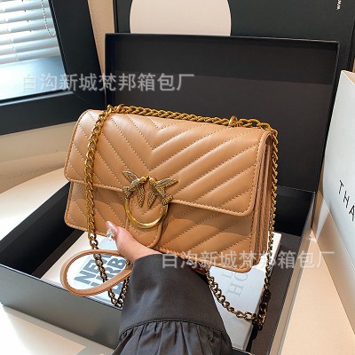 ファッショナブルでエレガントなスワロー スモール スクエア バッグ 2024 多用途の新しい女性用チェーン ショルダー バッグ ストライプ クロスボディ バッグ