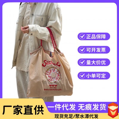 女性の同じスタイルの刺繍入り レディース バッグ ショルダーバッグ ナイロンバッグ 防水トートバッグ インターネットセレブ キャンバスバッグ 手持ちクロスボディバッグ