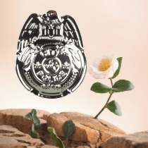 イーグルパターンシルバーバッジブローチピンロールプレイングゲームユニフォームバッジ小道具八角形の帽子ブローチバッジ