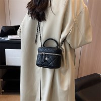 ファッショナブルな小さな香りのよいバケットバッグ女性のための 2024 新しいニッチ菱形チェーンショルダーバッグハイエンドのシンプルなクロスボディバッグ