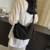 女性のためのプリーツバッグ 2024 新しいファッションシングルショルダークロスボディバッグ脇の下バッグ大容量多用途通勤トートバッグ