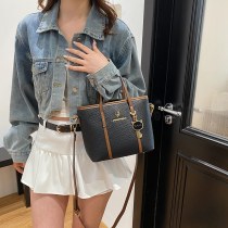 女性のための多用途の 大容量 クロスボディバッグ 2024 新しいトレンディなカジュアルトートバッグニッチシングルショルダー脇の下バッグ通勤バッグ