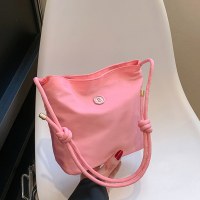大容量のファッショナブルでシンプルなナイロン生地のカジュアルバッグ夏の新しいスタイルのシングルショルダー脇の下バッグバケットバッグトレンド