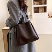 女性のためのバッグ大容量 2024 春と秋の新作レトロファッションショルダーバッグテクスチャ義母バケットバッグ