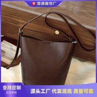 レトロニッチデザインバッグ女性のための 2024 新しいシンプルなクロスボディバッグハイエンドファッションショルダーバケットバッグ