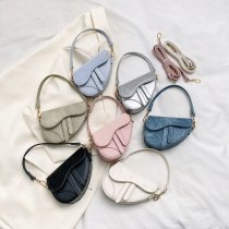 子供 のクロスボディバッグ 2024 新しいシンプルなファッション女の子 PU サドルバッグ新鮮な無地多用途女の子小さなバッグ