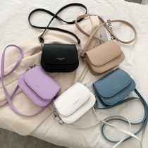 サドルバッグの女性のクロスボディバッグ 2023 新しいトレンディな女の子の夏のシンプルなファッション トレンド 外国スタイルのシングルショルダー小さなバッグ女性のための