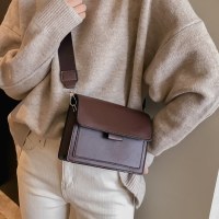 女性のための新しい小さなバッグ 2023 春の新ファッションイン万能ワイドショルダーストラップ小さな正方形のバッグレトロシングルショルダークロスボディ