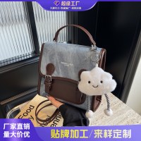 カレッジスタイルの女性のバックパック 2024 新しい多用途コントラストカラーバックパック旅行クロスボディバッグトレンディ