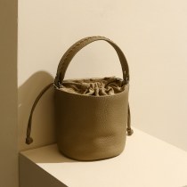 新しい初層牛革バケットバッグ、ニッチな デザイン 、シンプルなスタイル、質感のあるハンドバッグ、通勤、多用途のショルダークロスボディバッグ