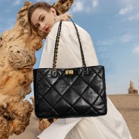 女性用シープスキン大容量ショルダーバッグ、女性用本革バッグ、高級感と汎用性の高いひし形チェーントートバッグ