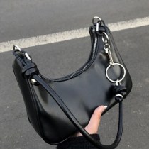 2024年の新しい夏スタイルのフレンチシンプルインクロスボディダンプリングバッグ、多用途、軽くて大人なデザイン、女性のためのホットガール脇の下バッグ
