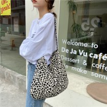 ファッショナブルな小さなヒョウ柄クロスボディバッグ 大容量 ショルダーショッピングバッグ女性のためのファッショナブルなキャンバスバッグ