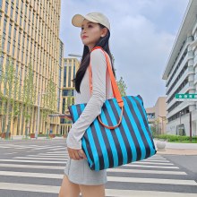 夏の新しいトートバッグ女性のための大容量ファッショナブルなコントラストストライプショルダーバッグ韓国スタイルのトレンディなインハンドバッグ