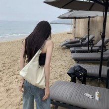 ソフトレザートートバッグ 2024 新しいトレンディなデザイン夏ショルダーバッグ脇の下バッグチェーンホーボーバッグ