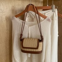 編まれたわらバッグ 2024 新しい夏多用途結び目シングルショルダー脇の下バッグクロスボディ小さな正方形バッグビーチバッグ