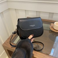 ニッチデザインバッグ 2024 夏の新ファッションレディースバッグイン香港スタイルレトロサドルバッグ多用途小さな正方形バッグ